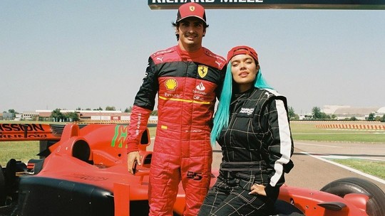 Carlos Sainz Jr. acelera Ferrari de F1 de três lugares e impressiona estrela do reggaeton Karol G