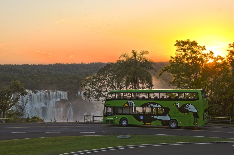 Ônibus de turismo nas Cataratas do Iguaçu — Foto: Marcos Labanca