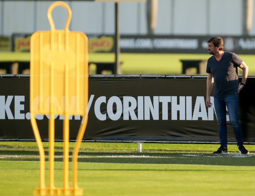 Duilio Monteiro Alves, presidente do Corinthians, em treino no CT — Foto: Rodrigo Coca/Ag. Corinthians