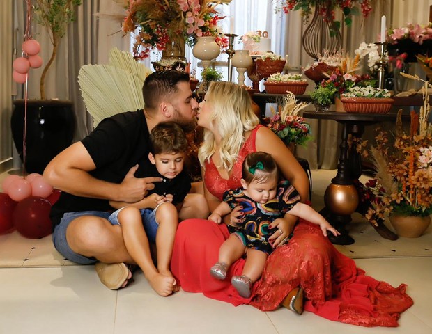 Natália Toscano celebra aniversário com Zé Neto e filhos (Foto:  Lívia Cardoso Fotografia/Divulgação)