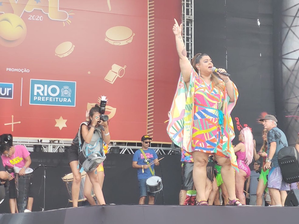 Preta Gil canta na abertura do Carnaval de rua do Rio na Praia de Copacabana — Foto: Raoni Alves/G1