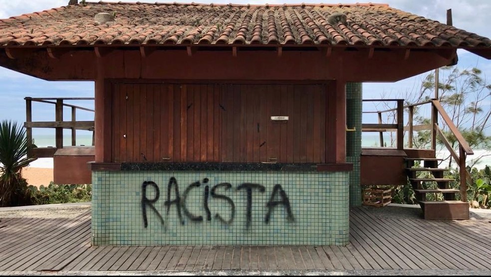 Após caso de injúria racial, quiosque na Praia do Pecado, em Macaé, foi pichado com a palavra 'racista' — Foto: Frederico Mesquita/Inter TV