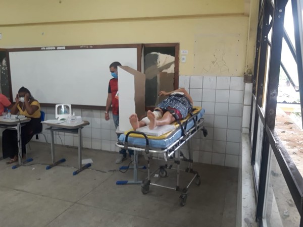 Eleitora vota em maca após cair e precisar de atendimento médico em Salvador  — Foto: Andréa Silva/TV Bahia 