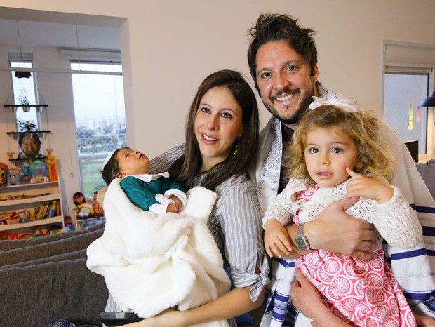 André Vasco com a mulher, Vivian, e os filhos Wolf e Maya (Foto: Reprodução/Instagram)