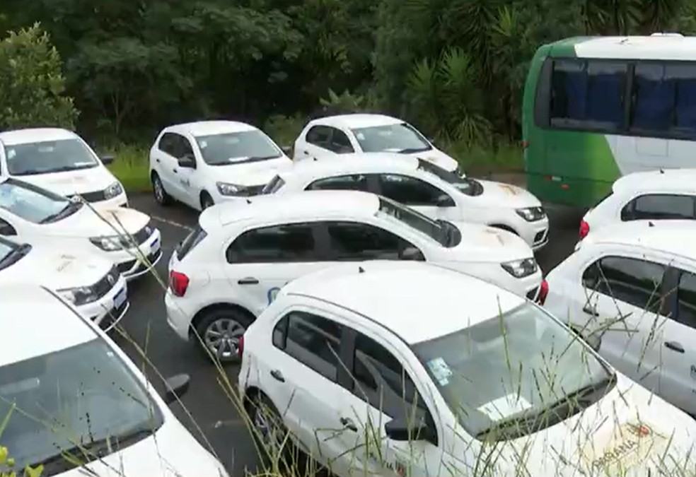 Mais de 1 mês após doação, 30 carros novos da Saúde estão parados sem uso em pátio de Ponta Grossa — Foto: Reprodução/RPC