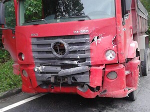Caminhão se envolveu em acidente em Via de Bertioga, SP (Foto: G1)