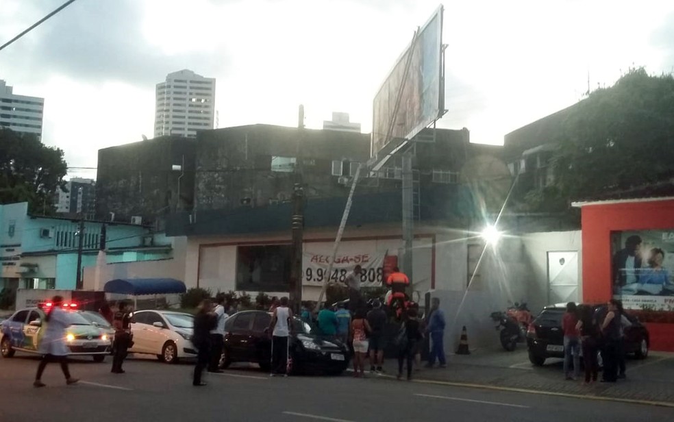 Homem cai de outdoor no Recife â Foto: ReproduÃ§Ã£o/WhatsApp