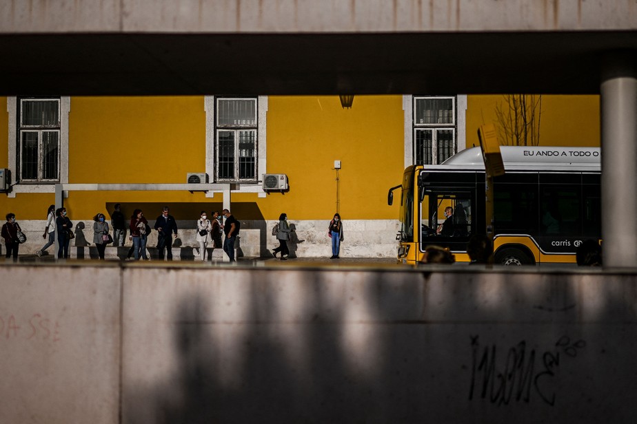 Passageiros aguardam o ônibus em frente ao Ministério das Finanças, em Lisboa
