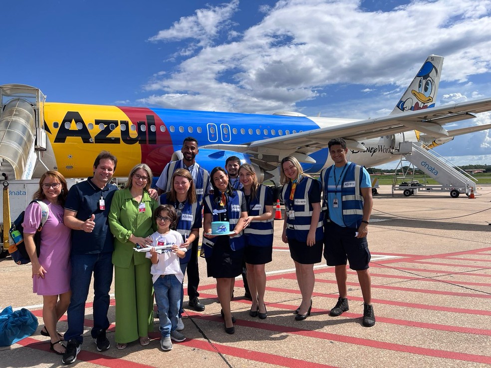 Menino de sete anos com paralisia cerebral leve e surdez ganha festa surpresa dentro de avião, em Teresina — Foto: Isabela Leal/ g1 Piauí