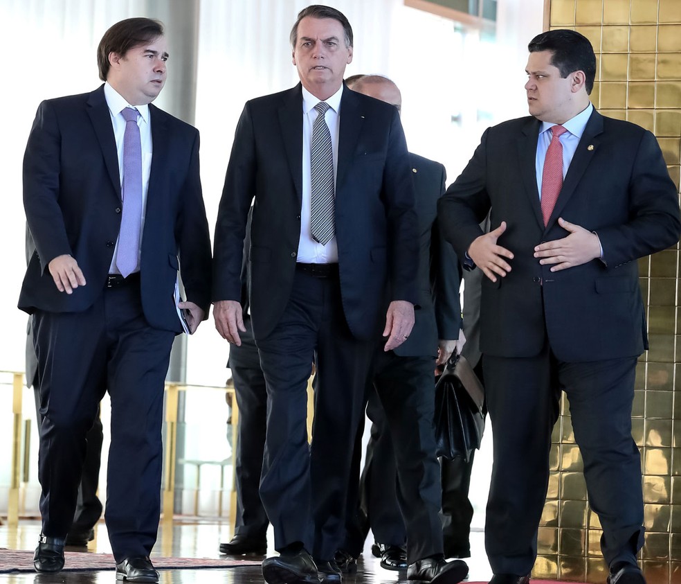 O presidente Jair Bolsonaro, acompanhado dos presidentes da Câmara, Rodrigo Maia, e do Senado, Davi Alcolumbre — Foto: Marcos Correa/Brazilian Presidency/Handout via REUTERS