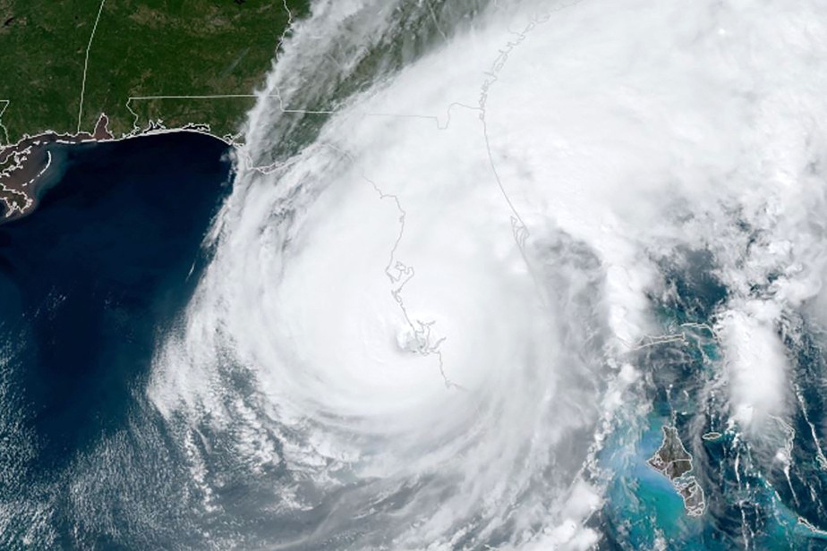 Imagem de satélite do furacão Ian chegando à Flórida
