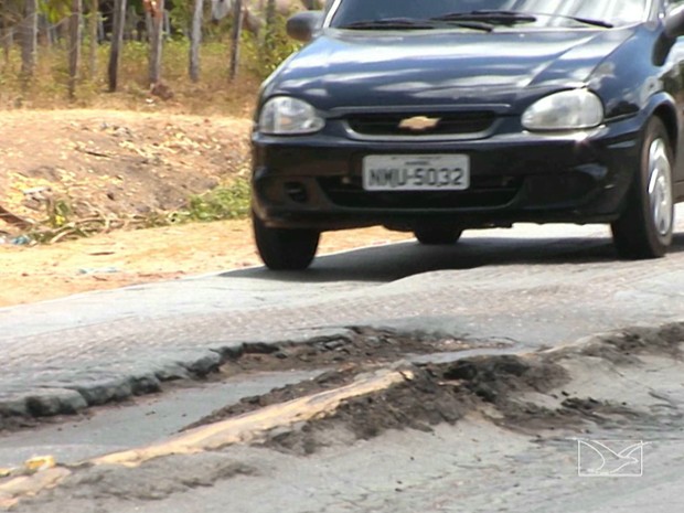Buracos na BR-316 preocupam motoristas e pedestres no Maranhão (Foto: Reprodução/TV Mirante)