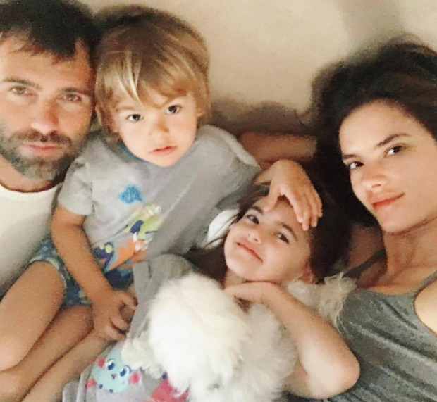 Família unida! Alessandra Ambrosio posa com filhos e marido no feriado (Foto: Reprodução/Instagram)