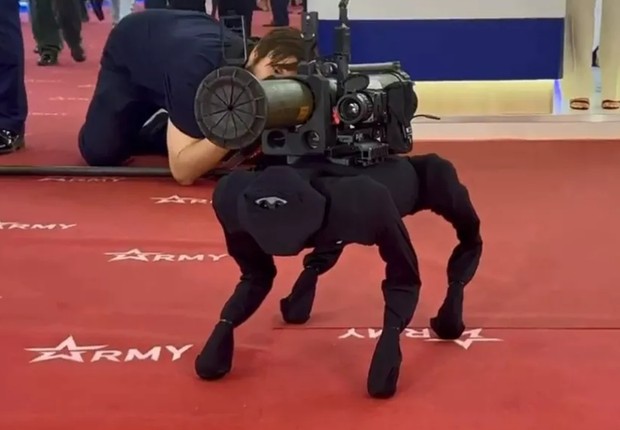 Cão robô militar apresentado em feira russa (Foto: Reprodução/Twitter)