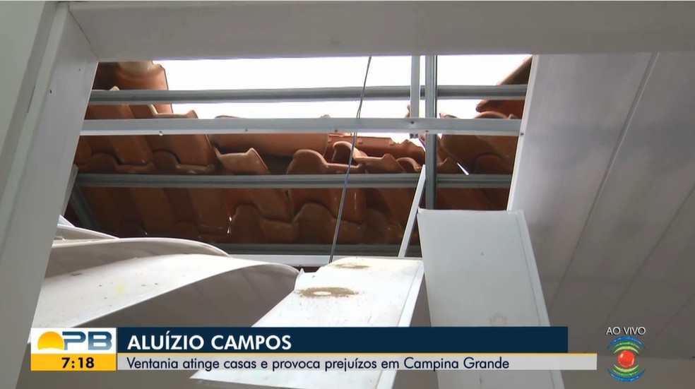 Em uma das casas, o gesso que ficava no teto do quarto do casal desabou junto com as telhas, em Campina Grande — Foto: Reprodução/TV Cabo Branco