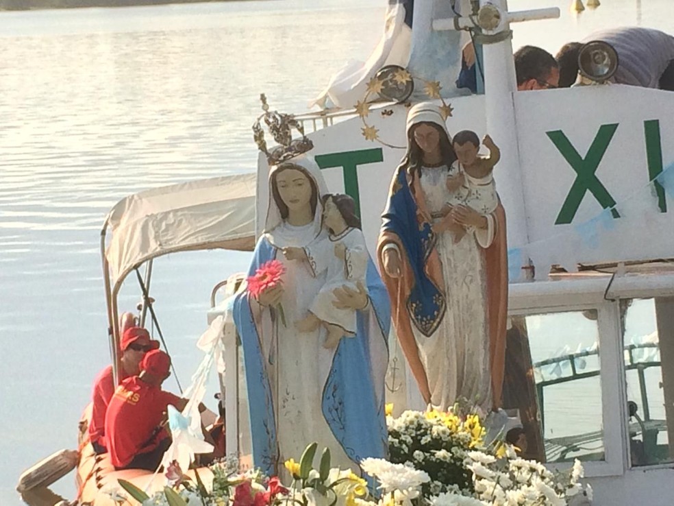 Saida da procissão  fluvial na Ilha da Pintada, na manhã desta sexta-feira (2). (Foto: Sandro Barzi/Arquivo Pessoal)