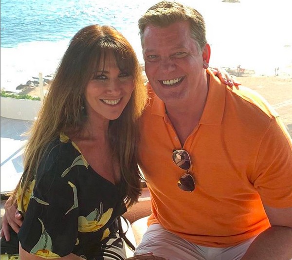 A atriz e apresentadora britânica Linda Lusardi com o marido (Foto: Instagram)