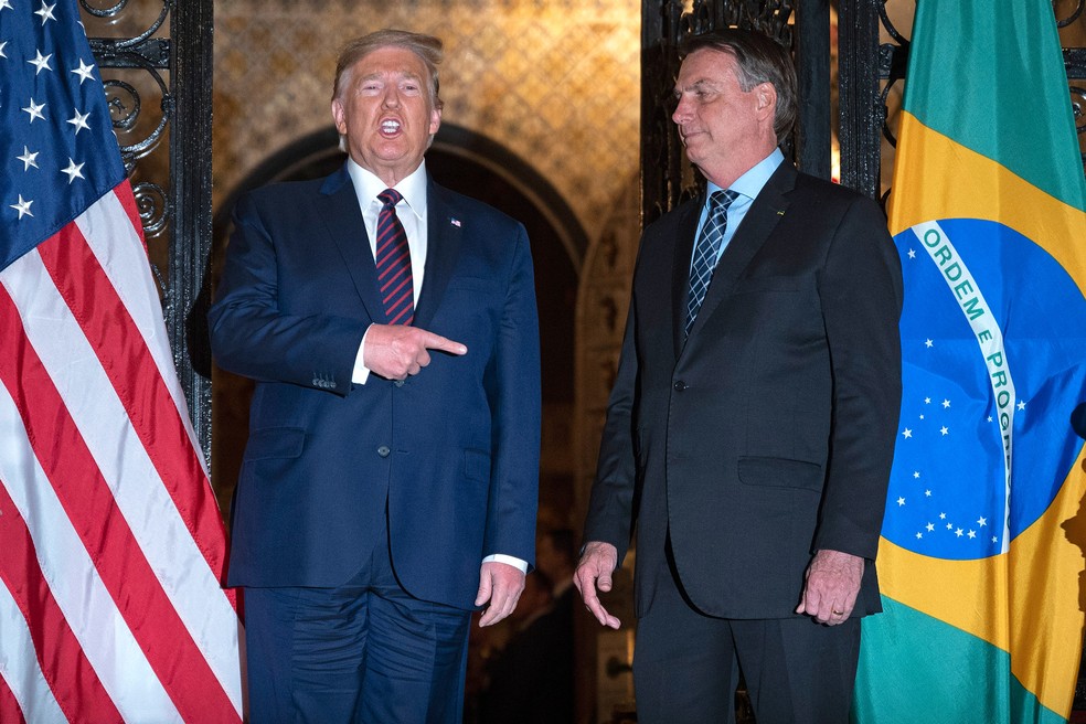 Março/2020 - O presidente dos EUA, Donald Trump, fala com o presidente brasileiro Jair Bolsonaro durante um jantar em Mar-a-Lago em Palm Beach, Flórida, em 07 de março de 2020  — Foto: Jim Watson/AFP/Arquivo