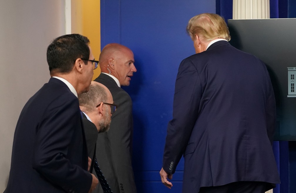 Momento em que o presidente dos EUA, Donald Trump, deixa sala de coletivas de imprensa na Casa Branca após relato sobre tiro nesta segunda (10) — Foto: Kevin Lamarque/Reuters