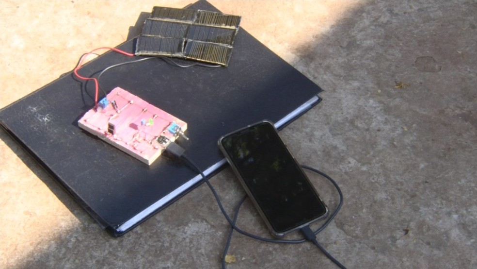 Alunos construíram carregador de celular movido a energia solar com sucatas   — Foto: Reprodução/TV TEM 