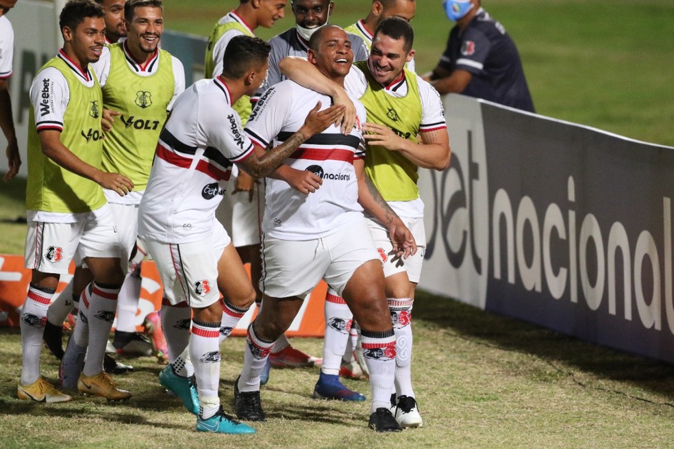 Walter comemora primeiro gol com a camisa do Santa Cruz — Foto: Aldo Carneiro/Pernambuco Press