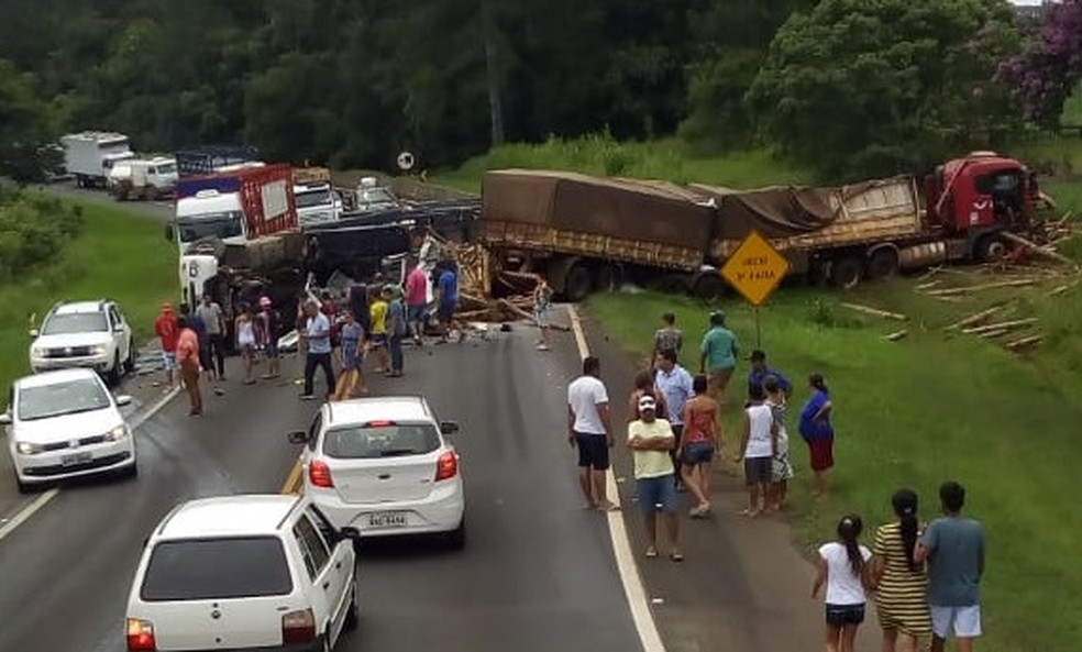 Acidente entre caminhÃƒÂµes bloqueou parte da BR-376 Ã¢?? Foto: Sandro Henrique Freitas Duarte