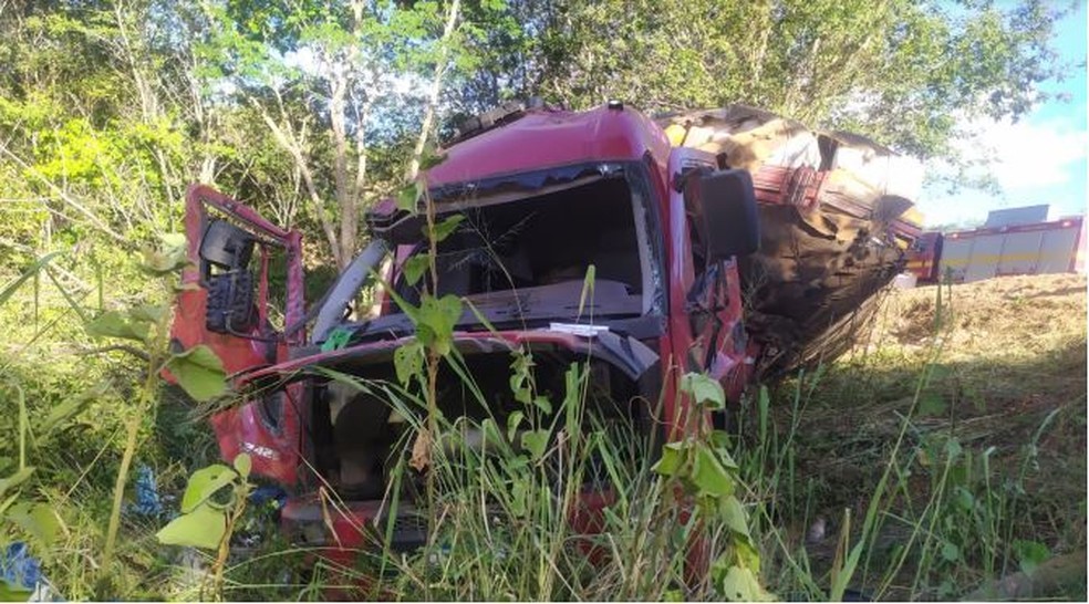 Motorista e passageiros foram arremessados  — Foto: Polícia Militar/Divulgação