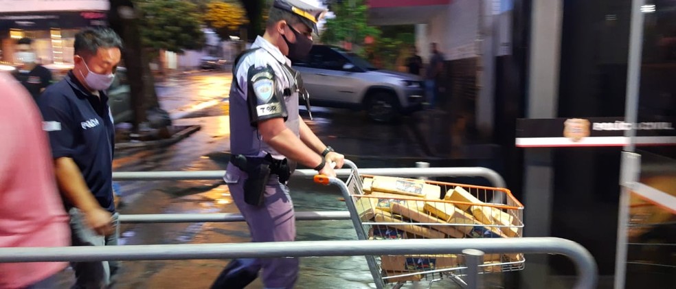Tabletes foram levados para o Plantão da Polícia Civil de Bauru para pesagem oficial: 190,4 quilos — Foto: Fernando Savioli/TV TEM