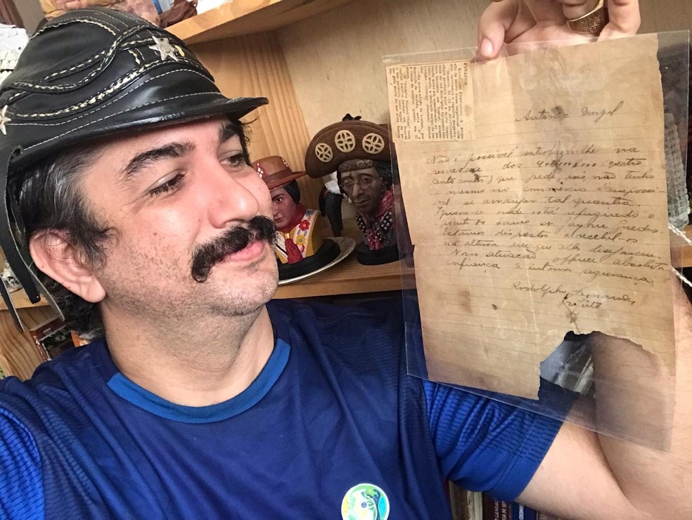 Robério Santos exibe carta que representa resistência de Mossoró ao bando do cangaceiro Lampião — Foto: Cedida