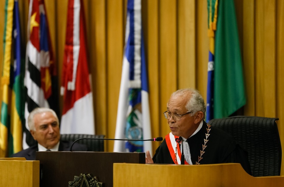 O novo presidente do TST, ministro Brito Pereira, durante discurso de posse; ao fundo, o presidente Michel Temer (Foto:  Beto Barata/PR)