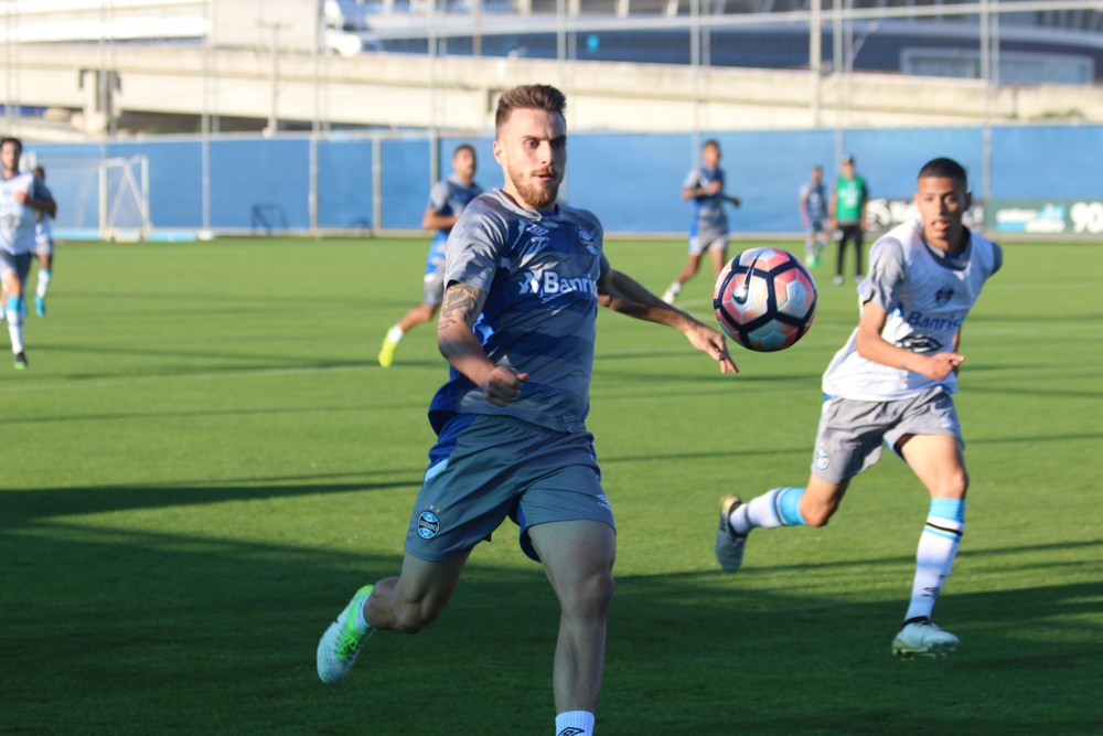 Maicon e Bolaños ainda não voltam, e Renato faz coletivo de time reserva do Grêmio
