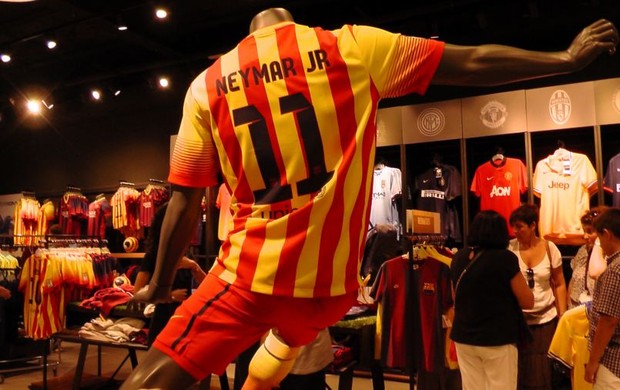 Camisa do Neymar na loja do Barcelona (Foto: Claudia Garcia)