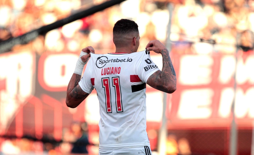 Luciano comemora gol do São Paulo contra o Atlético-GO — Foto: Rubens Chiri/Saopaulofc.net