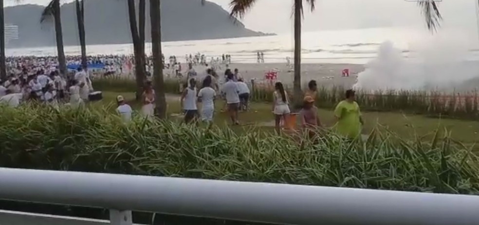Explosivos de efeito moral foram utilizados para dispersar a multidão — Foto: Reprodução/Aconteceu em Bertioga