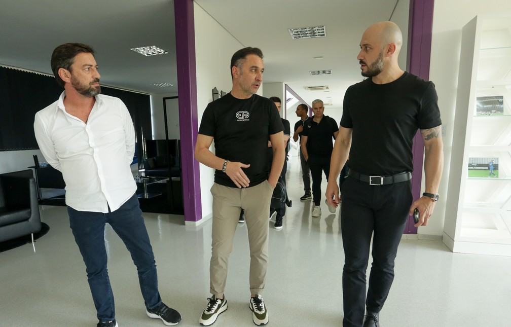 Vítor Pereira conhece CT do Corinthians e tem primeiro contato com jogadores