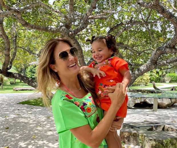 Ticiane Pinheiro e a filha caçula, Manuella  (Foto: Reprodução/Instagram)
