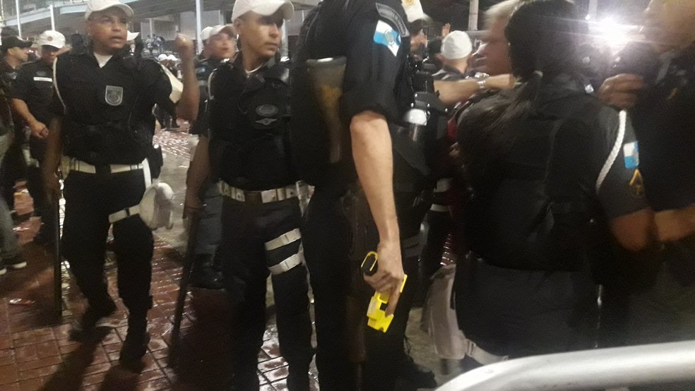 Policial com arma de choque do lado de fora do Nilton Santos na noite de Botafogo x Flamengo (Foto: Bruno Giufrida)