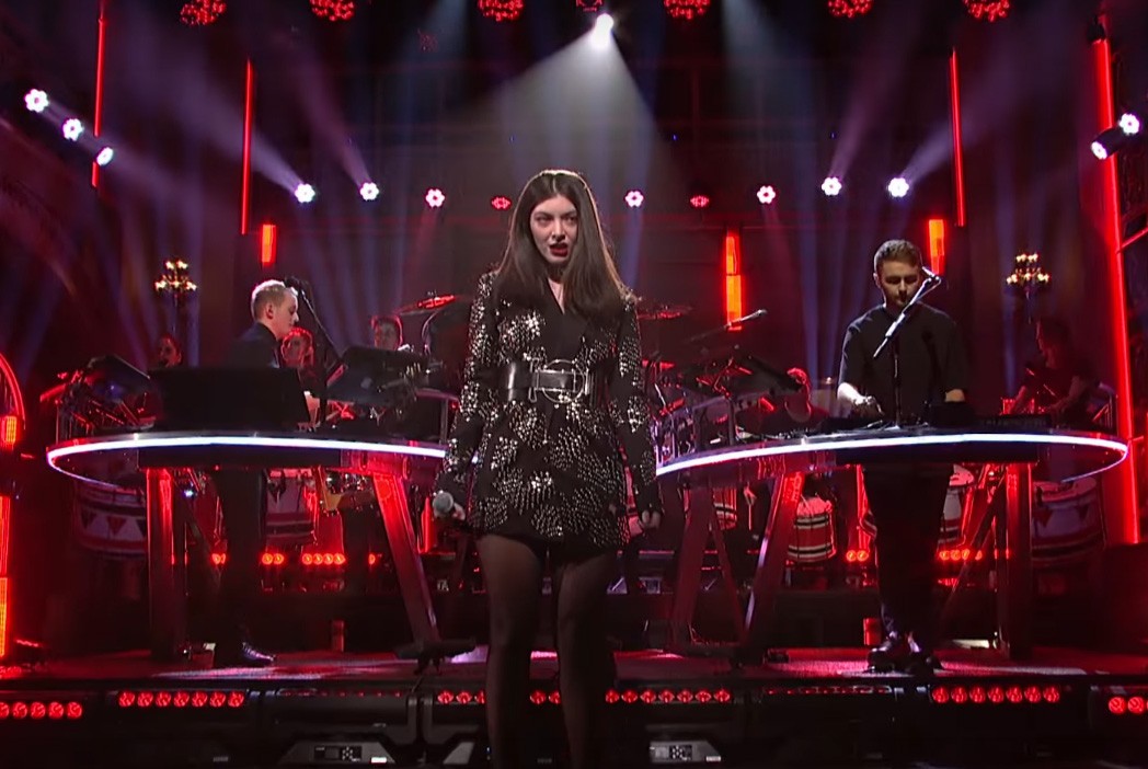 Lorde e o Disclosure no palco do SNL (Foto: Reprodução)