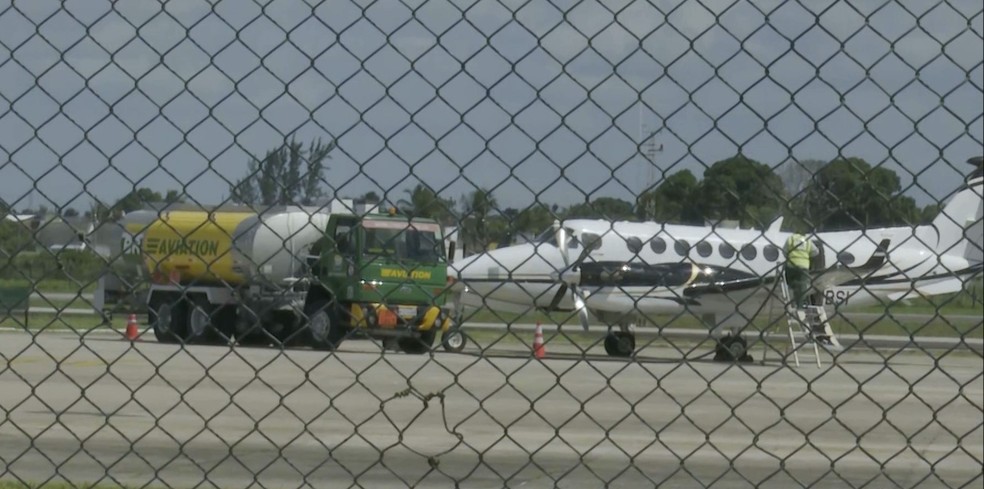 Mafioso italiano preso em João Pessoa deixa a Paraíba em avião da Polícia Federal — Foto: TV Cabo Branco/Reprodução