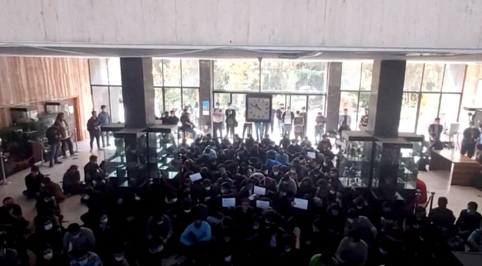 Manifestantes cantam em uma vigília para Mahsa Amini na entrada da Universidade de Tecnologia Khajeh Nasir Toosi em Teerã, no Irã, nesta captura de tela de vídeo de mídia social divulgado em 26 de outubro de 2022 — Foto: Reprodução via Reuters