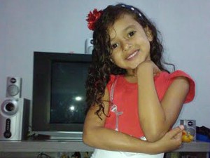 A menina Yasmin Monteiro, que morreu em Brasília após reclamar de dores na barriga e na garganta (Foto: Francisco Evaldo Nascimento/Arquivo Pessoal)