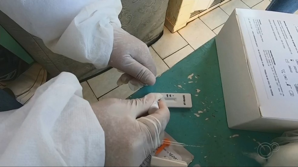 Moradores est&atilde;o sendo submetidos a testes r&aacute;pidos em Ol&iacute;mpia &mdash; Foto: Reprodu&ccedil;&atilde;o/TV TEM