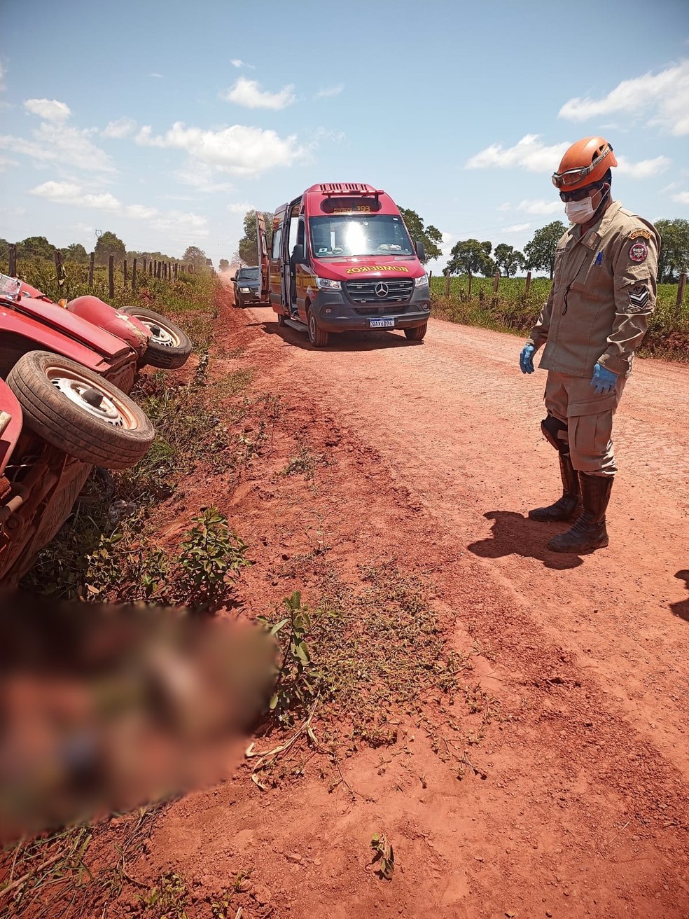 Corpo de vítima foi parar embaixo do carro após acidente — Foto: Corpo de Bombeiros Militar/Divulgação