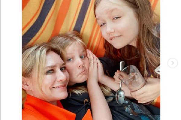 A atriz Masha Mashkova com as filhas (Foto: Instagram)