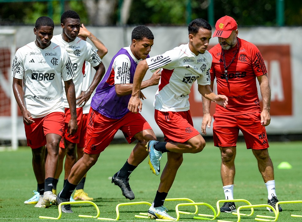 Puxando a fila no treino, Matheus Gon&ccedil;alves ser&aacute; titular contra o Botafogo &mdash; Foto: Marcelo Cortes/Flamengo
