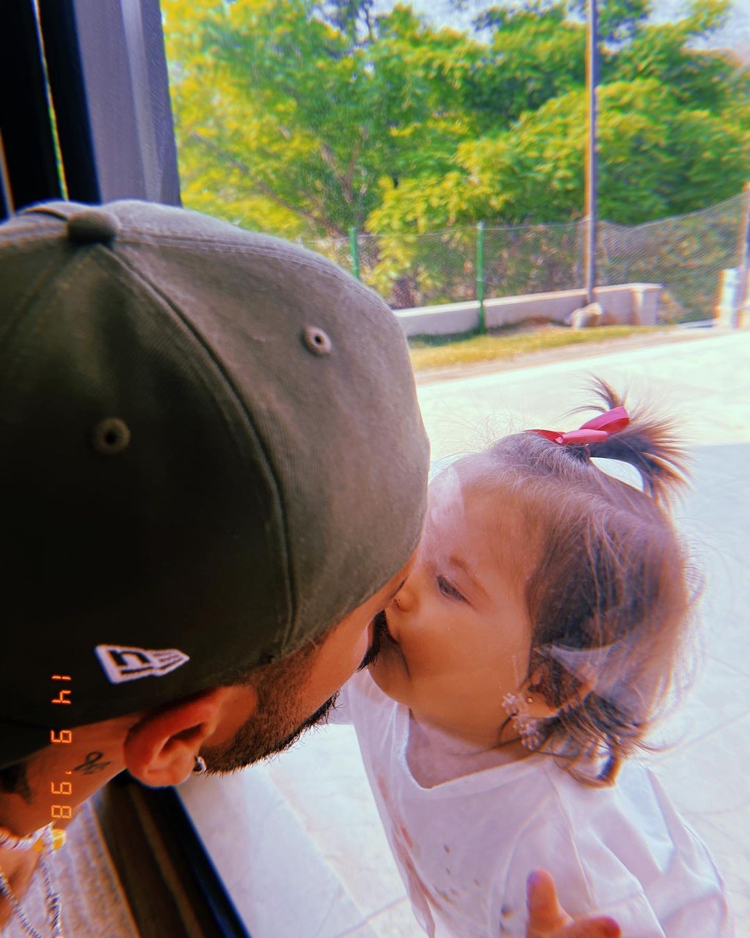 Maria Alice beija o papai Zé Felipe (Foto: Reprodução/Instagram)
