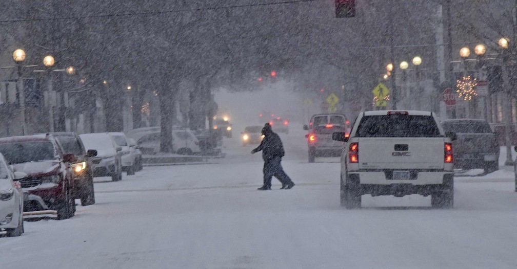 Ruas estavam cobertas de neve e trânsito carregado no centro de Bismarck, em Dakota do Norte — Foto: Tom Stromme/ Associated Press