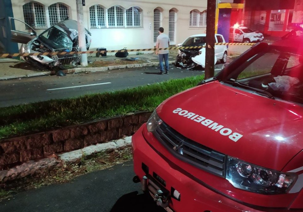 Motorista fica gravemente ferido em acidente com outro carro em avenida de Marília  — Foto: Marília Notícia /Divulgação