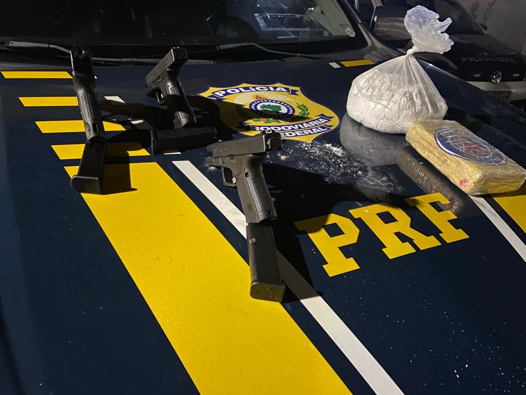 Passageiro de ônibus é preso com drogas, armas, documentos falsos e camisas piratas em Piraí
