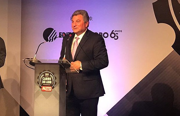 Steve St. Angelo, CEO da Toyota para América Latina e Caribe recebe o troféu de Executivo do Ano 2018 (Foto: Autoesporte)